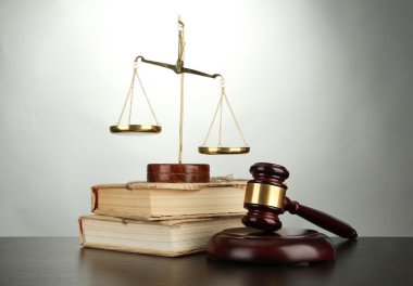 Altın pul, adalet, tokmak ve gri arka plan üzerine kitaplar
