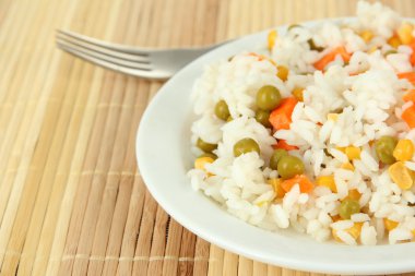 Risotto açık renkli plaka üzerinde
