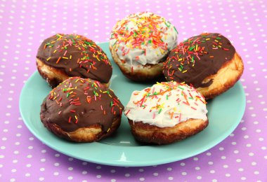 renkli arka plan üzerinde renkli plaka üzerinde lezzetli börekler