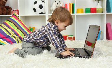 sevimli küçük çocuk ve oda içinde defter