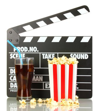 Film Klaket, cola ve üzerinde beyaz izole patlamış mısır