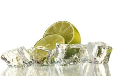 buz küpleri ile üzerine beyaz izole limon