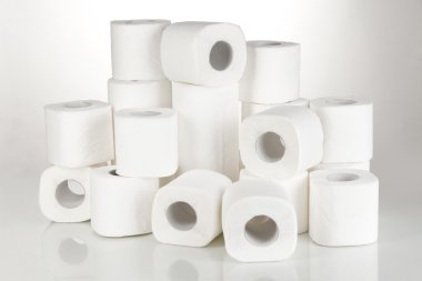 Tuvalet kağıdı ruloları beyaza izole edilmiş.