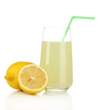 lezzetli limon suyu cam ve yanında beyaz izole limon