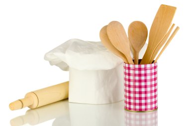 şef şapkasını kaşıkları ve üzerinde beyaz izole battledore