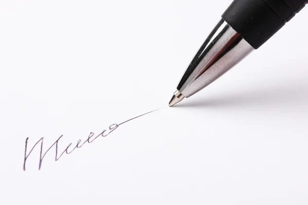 Primer plano de la firma (falso, no real) y la pluma, aislado en blanco —  Fotos de Stock