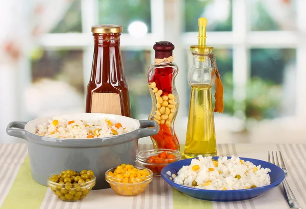 Risotto in grijze pot op houten tafel op lichte achtergrond — Stockfoto