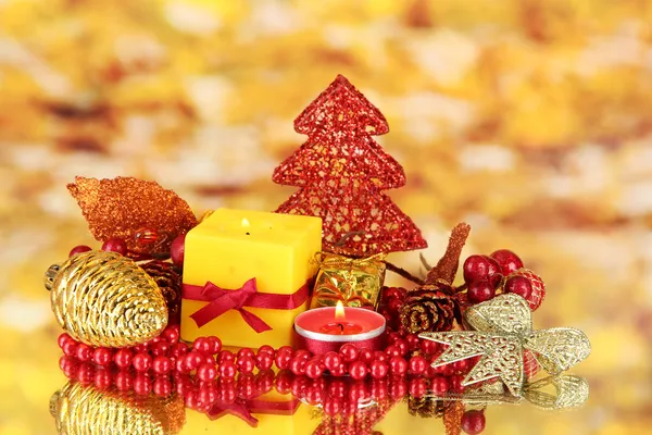 Vela vermelha com decoração de Natal em fundo brilhante — Fotografia de Stock