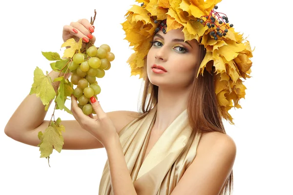 Красива молода жінка з жовтим осіннім вінком і виноградом, ізольована на білому — стокове фото