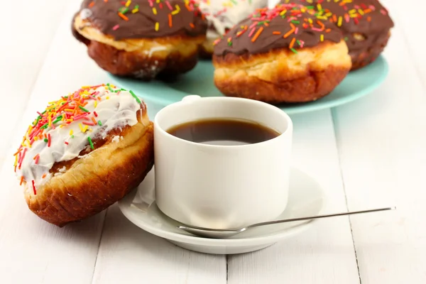 Smakelijke donuts op kleurplaat op lichte houten achtergrond — Stockfoto