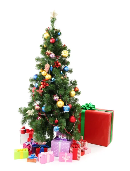 Στολισμένο χριστουγεννιάτικο δέντρο με τα δώρα που απομονώνονται σε λευκό — Φωτογραφία Αρχείου
