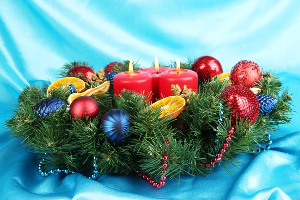 Όμορφα Χριστούγεννα στεφάνι σε φόντο μπλε ύφασμα — Φωτογραφία Αρχείου