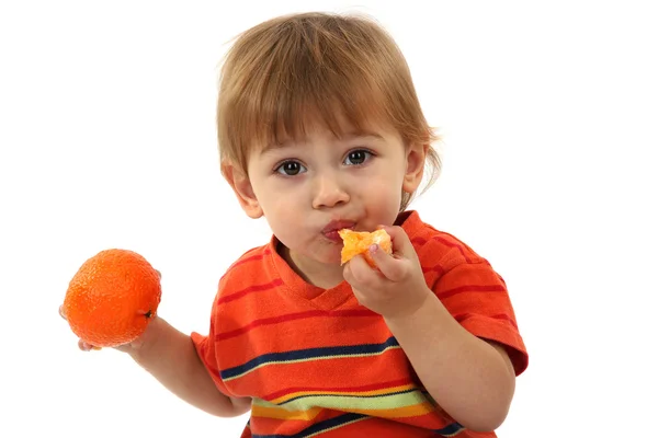 Söt liten pojke äta tangerine, isolerad på vit — Stockfoto