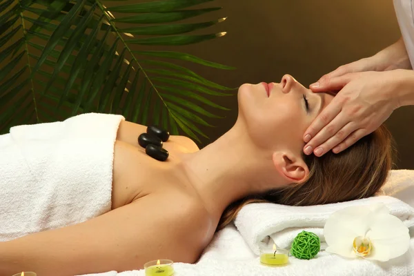 Retrato de mujer hermosa con piedras de spa tomando masaje en la cabeza — Foto de Stock