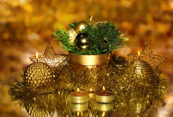 Weihnachtskomposition mit Kerzen und Dekorationen in Goldfarbe auf hellem Hintergrund — Stockfoto