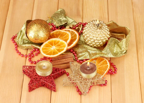 Composição de Natal com velas e decorações em fundo de madeira — Fotografia de Stock