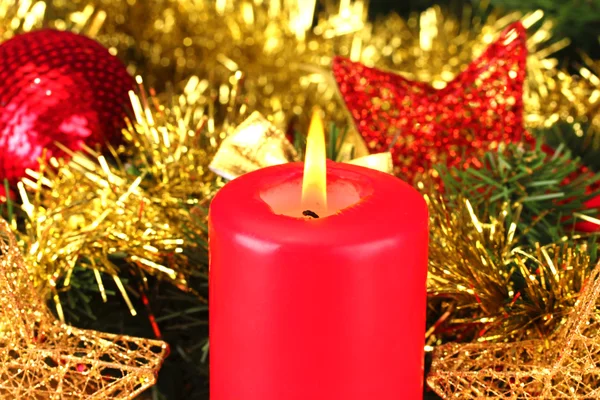 Kerstmis samenstelling met kaarsen en decoraties in rode en gouden kleuren op houten achtergrond — Stockfoto