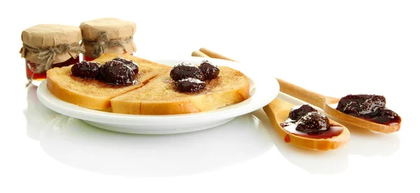 Wit brood toast met jam op plaat, geïsoleerd op wit — Stockfoto