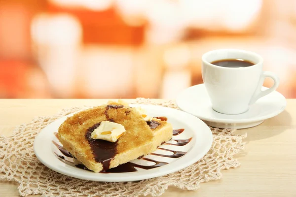 Pan blanco tostado con chocolate en el plato en la cafetería — Foto de Stock