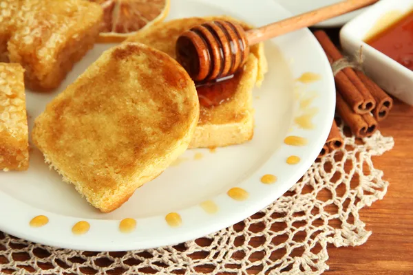 Wit brood toast met honing op houten tafel — Stockfoto