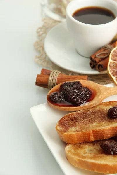 Wit brood toast met jam en kopje koffie, geïsoleerd op wit — Stockfoto