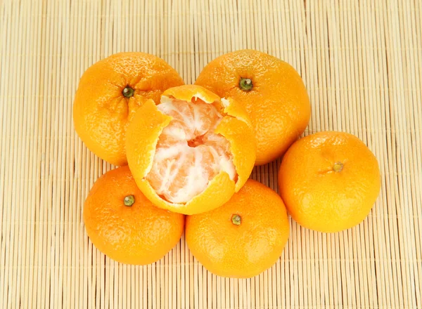대나무에 맛 있는 mandarines 매트 배경 — 스톡 사진