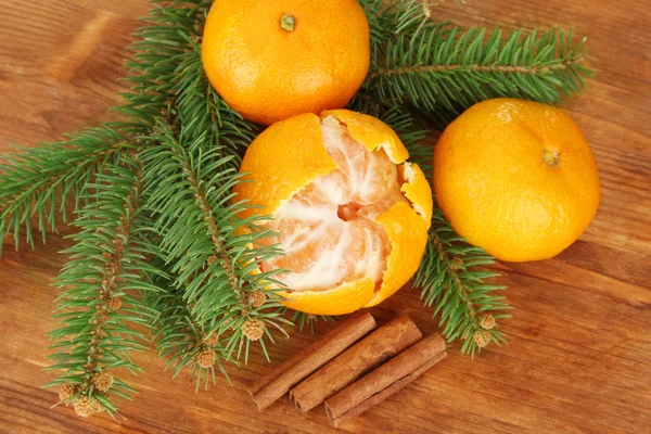 木制背景上美味 mandarines — 图库照片