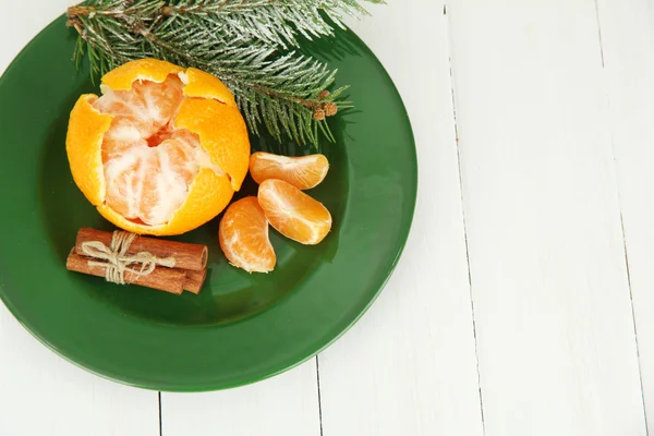 Leckere Mandarinen Farbteller auf hellem Hintergrund — Stockfoto