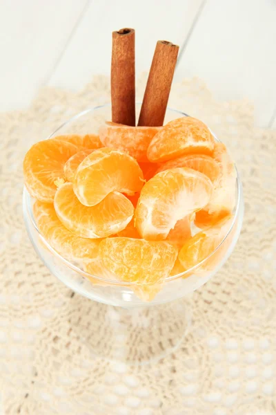 Ízletes mandarine szeletek üvegtál, a világos háttér — Stock Fotó