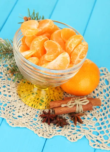 Gustose fette di mandarino in ciotola di vetro su fondo blu — Foto Stock