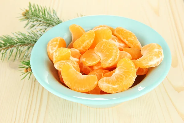 Plastry smaczny mandaryny w kolor miska na jasnym tle — Zdjęcie stockowe