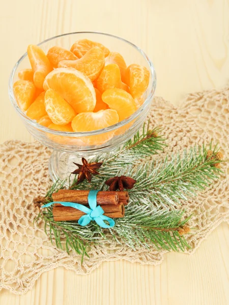 Sabrosas rebanadas de mandarina en tazón de vidrio sobre fondo claro — Foto de Stock