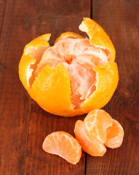 Välsmakande mandarine på trä bakgrund — Stockfoto