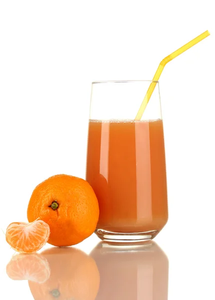 Delizioso succo di mandarino in vetro e mandarini accanto ad esso isolato su bianco — Foto Stock
