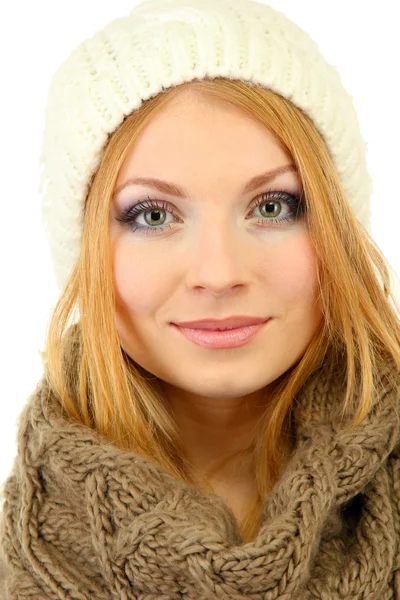 Giovane bella donna che indossa abbigliamento invernale, isolato su bianco — Foto Stock