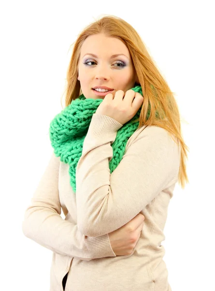 Mujer hermosa joven con ropa de invierno en el viento frío, aislado en blanco —  Fotos de Stock