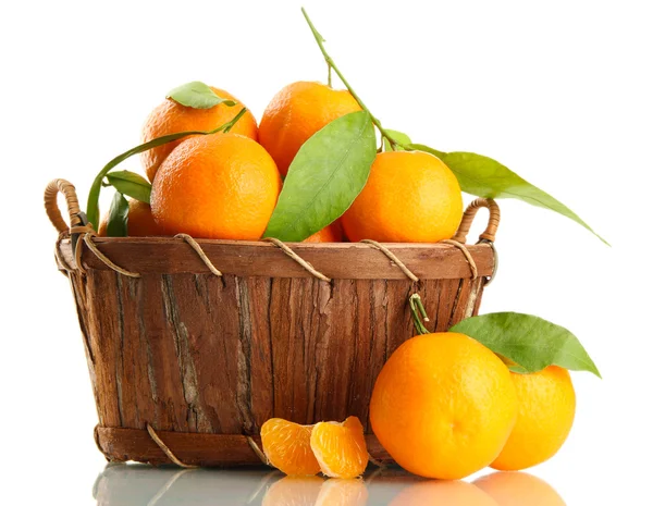 Mandarina dulce madura con hojas en cesta, aislada en blanco — Foto de Stock