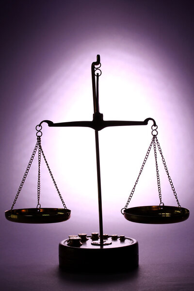 Классические весы на фиолетовом фоне
