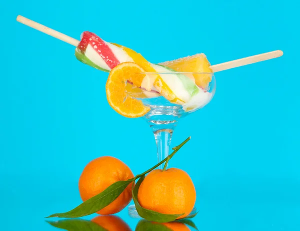 Dos zumos de fruta hielo en jarrón sobre fondo azul —  Fotos de Stock