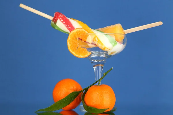 Dos zumos de fruta hielo en jarrón sobre fondo azul —  Fotos de Stock