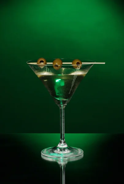 Szkło Martini i oliwki na ciemnym tle — Zdjęcie stockowe