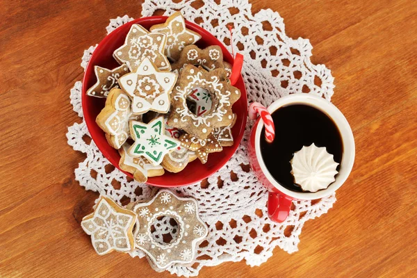 Christmas treats on plate and cup of coffe on wooden table close-up — Stock Photo, Image