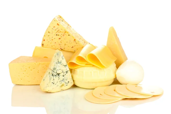 Různé druhy sýrů, izolované na bílém — Stock fotografie