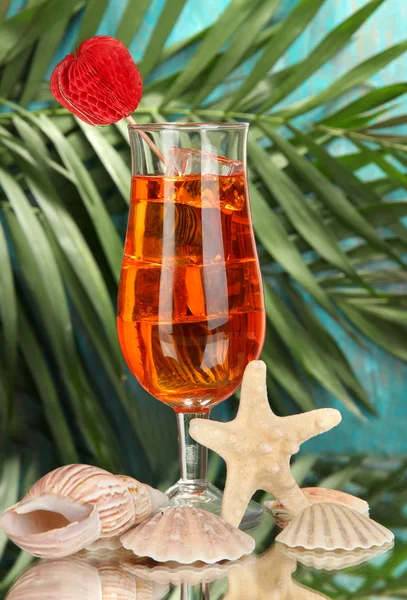 Cóctel de frutas alcohólicas con hielo sobre fondo tropical — Foto de Stock
