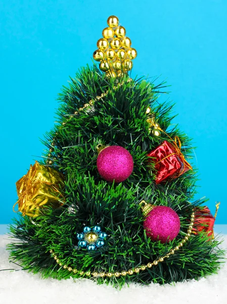 Árbol de Navidad artificial decorado sobre fondo azul — Foto de Stock