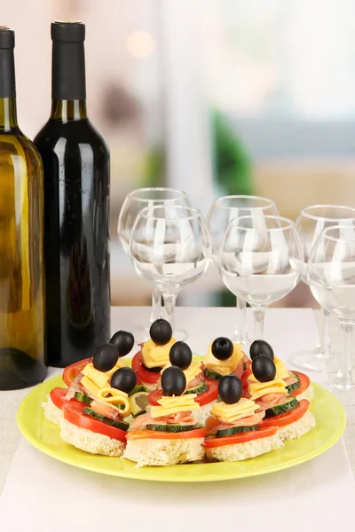 Canapes and wine in restaurant — Stock Photo, Image