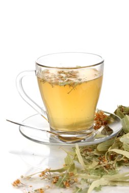 Cam bardak çay beyaz izole linden ile