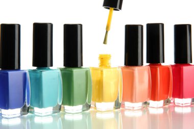 Beyaz üzerine izole edilmiş parlak oje grupları