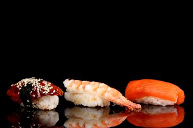 siyah üzerine izole lezzetli sushi