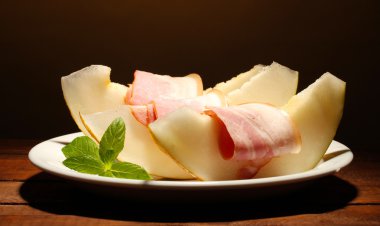 Parma ham ve kavun, kahverengi zemin üzerine ahşap tablo